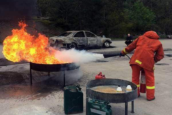 Person som släcker en eld.